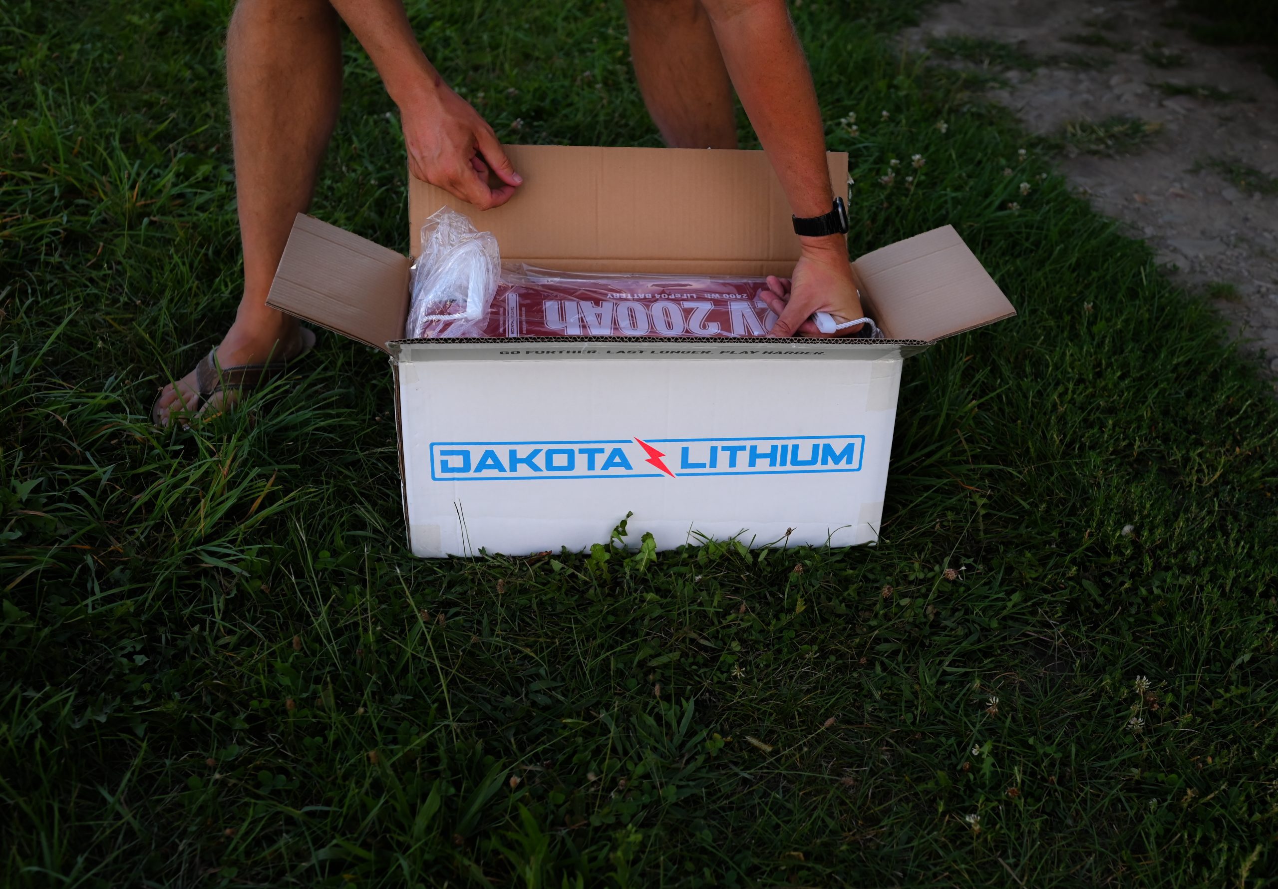 Unboxing a new Dakota Lithum 12v 200Ah
